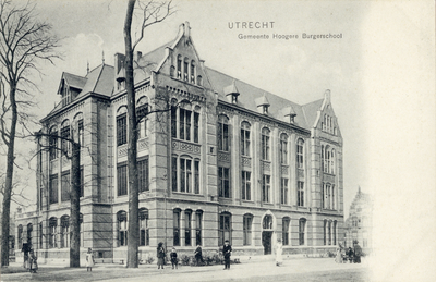 3929 Gezicht op de zij- en voorgevel van de Gemeentelijke Hogere Burgerschool (Catharijnesingel 54) te Utrecht.N.B. Het ...